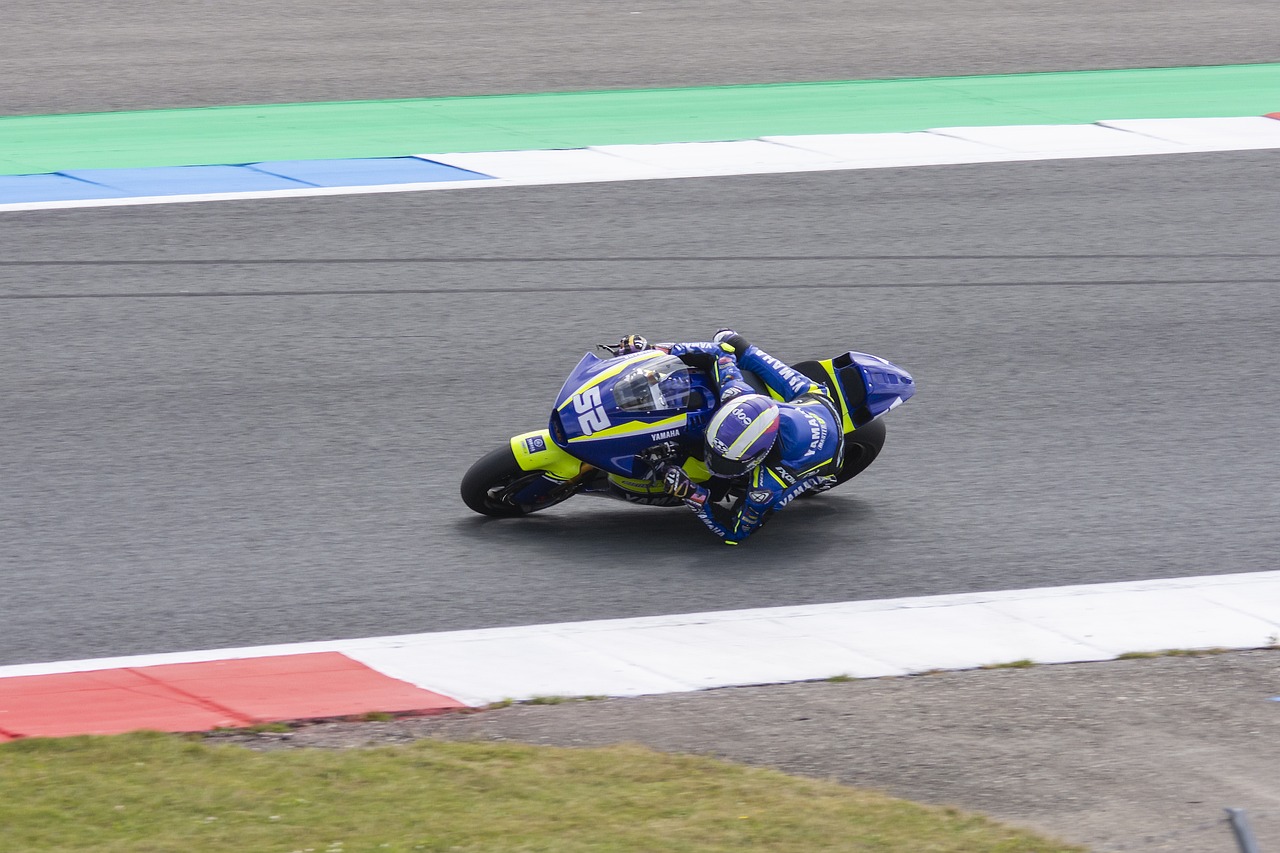 通过引入具 通过引入具